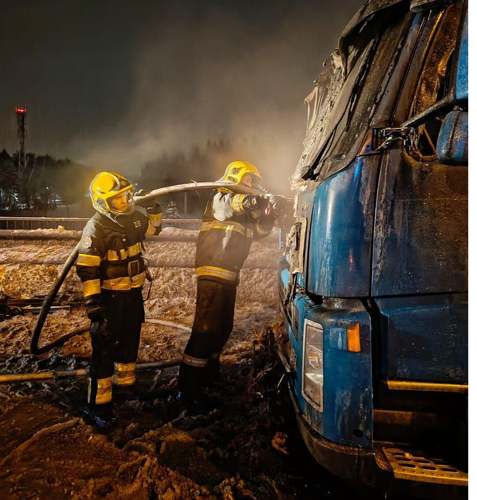 Спасатели потушили горящую фуру на Дмитровском шоссе