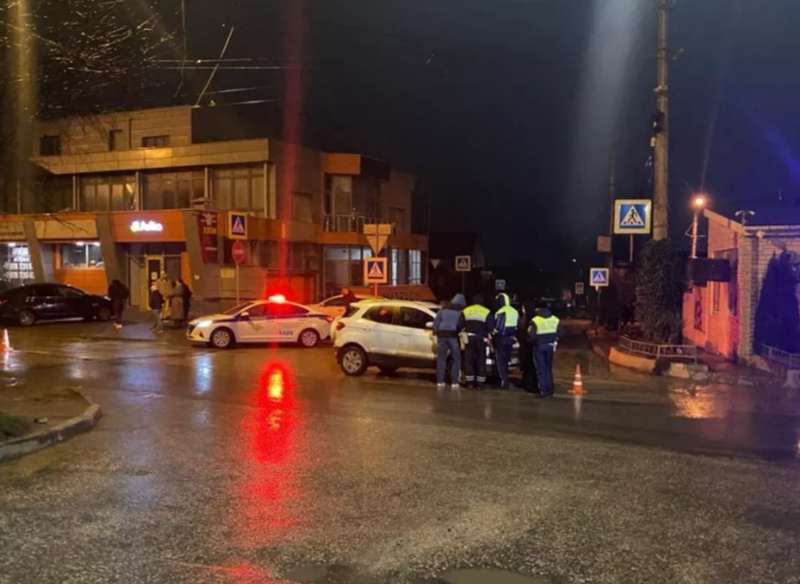 В Крыму 20-летняя девушка на «зебре» сбила подростка