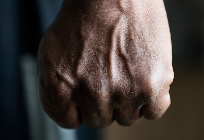 В Дубне пьяный отчим избил падчерицу за плохие оценки в школе