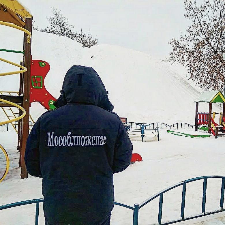 Не каждая горка безопасна для катания: работники ГКУ МО «Мособлпожспас» напомнили жителям, какие опасности таят в себе необорудованные снежные склоны