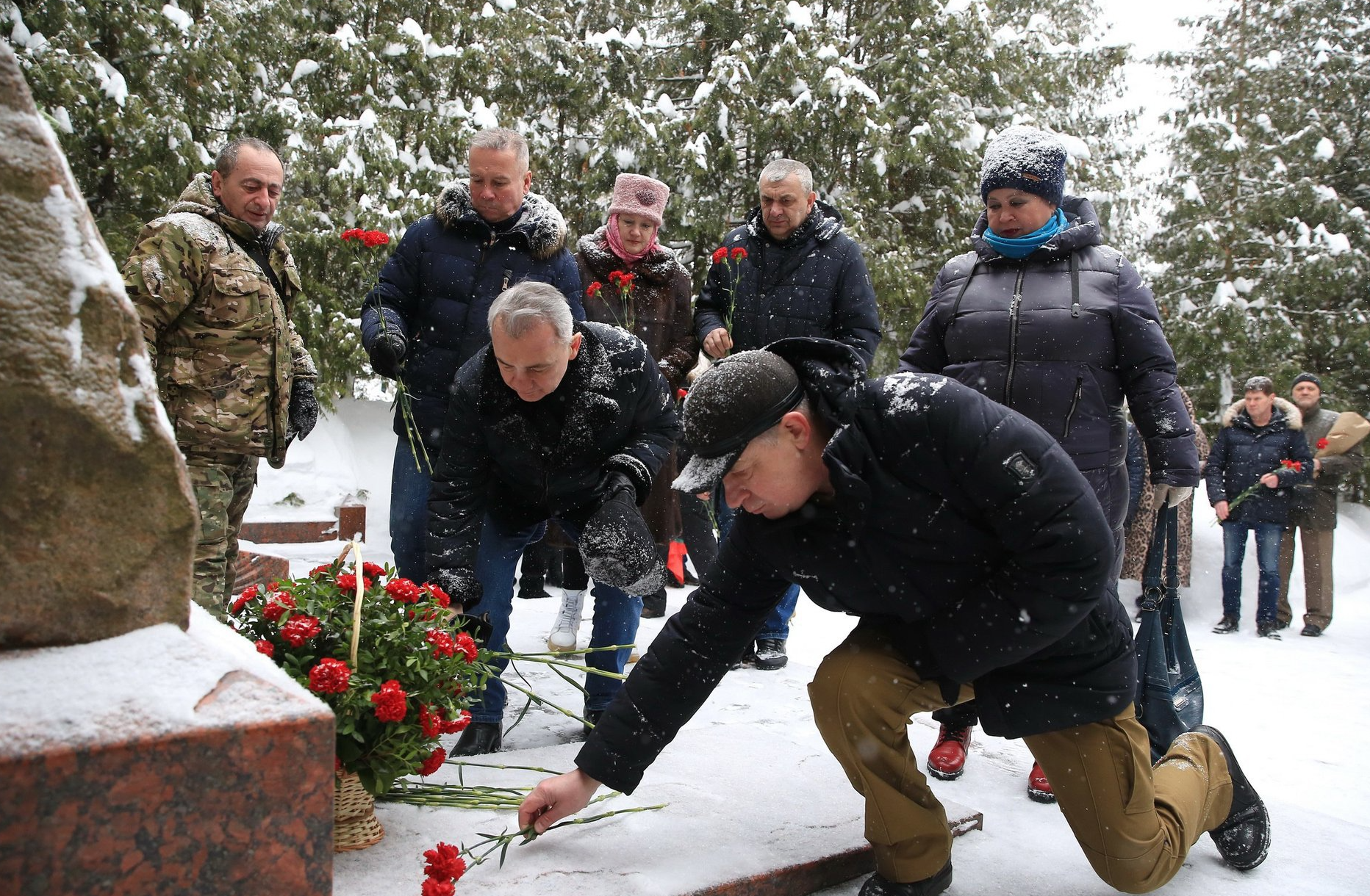 35-ю годовщину вывода советских войск из Афганистана отметили возложением цветов к могилам воинов-интернационалистов