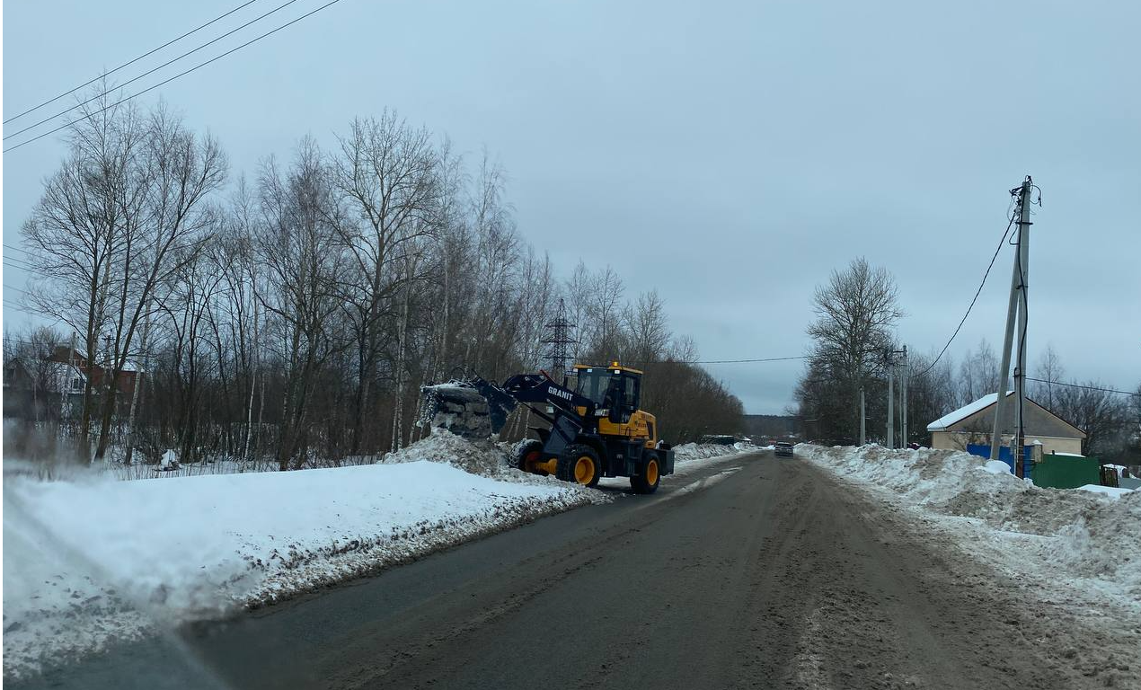 Дорожные службы округа ликвидируют последствия снегопада