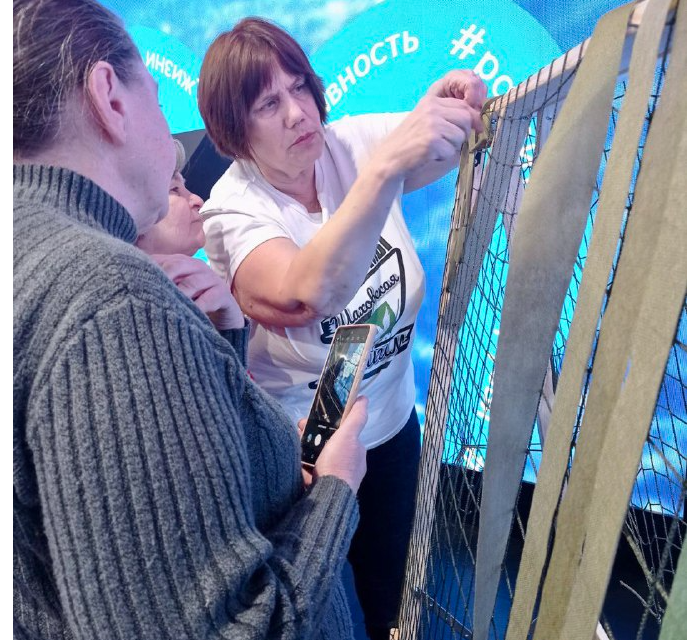 Волонтер из Шаховской провела мастер-класс по плетению маскировочных сетей на выставке-форуме «Россия»