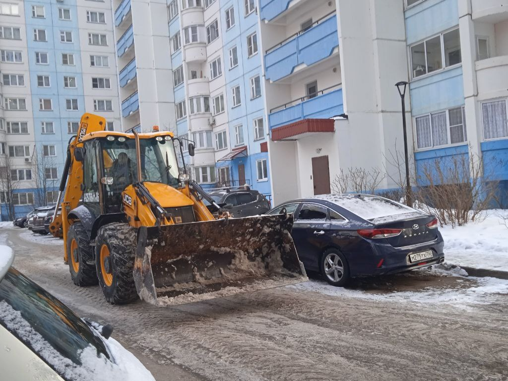 В Краснознаменске усиленно убирают снег у подъездов многоэтажек