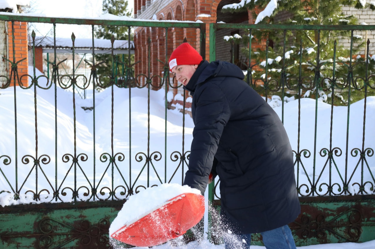 Пожилому почетному гражданину Рузского округа волонтеры расчистили снег вокруг дома