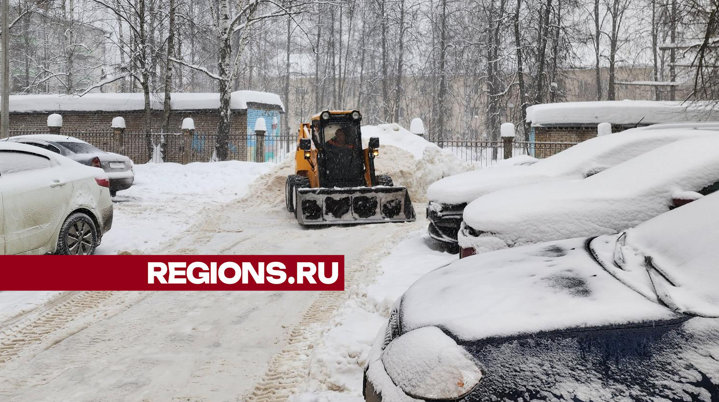 Десятки рабочих и машин устраняют последствия снегопада в Красноармейске |  REGIONS.RU / Пушкино