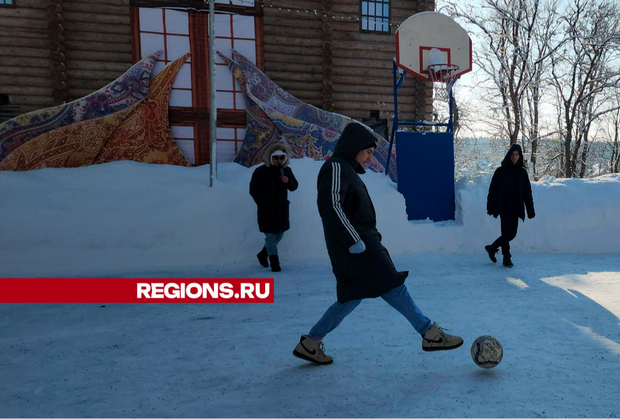 В парке Рузы молодежь сыграла в зимний футбол