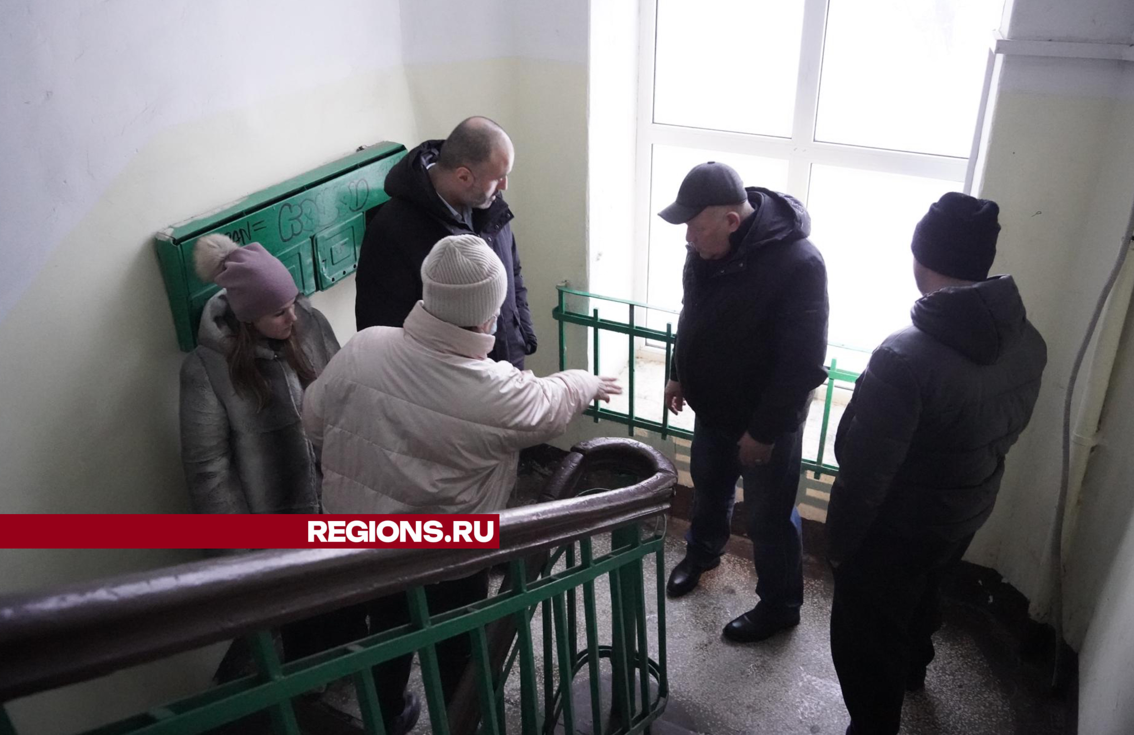Навести порядок в подъездах обещали представители власти жильцам дома №6 на улице Косякова