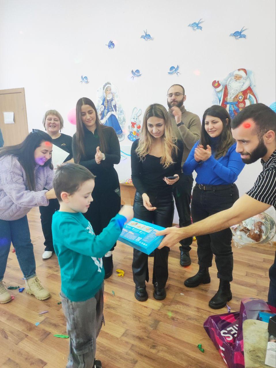 Для воспитанников Можайского семейного центра волонтеры провели день именинника