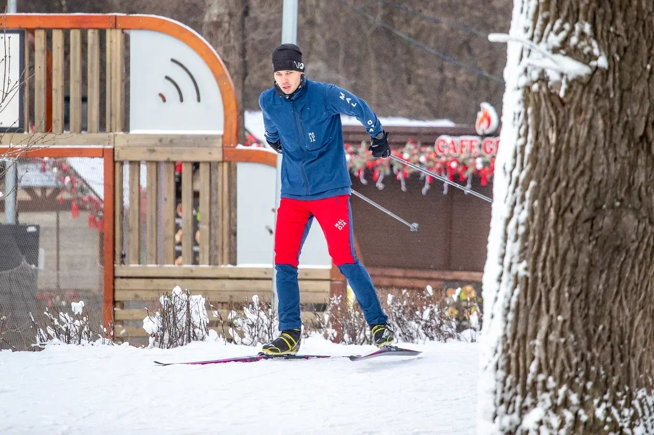 Последние зимние денечки лыжники проводят в Ольгинском лесопарке