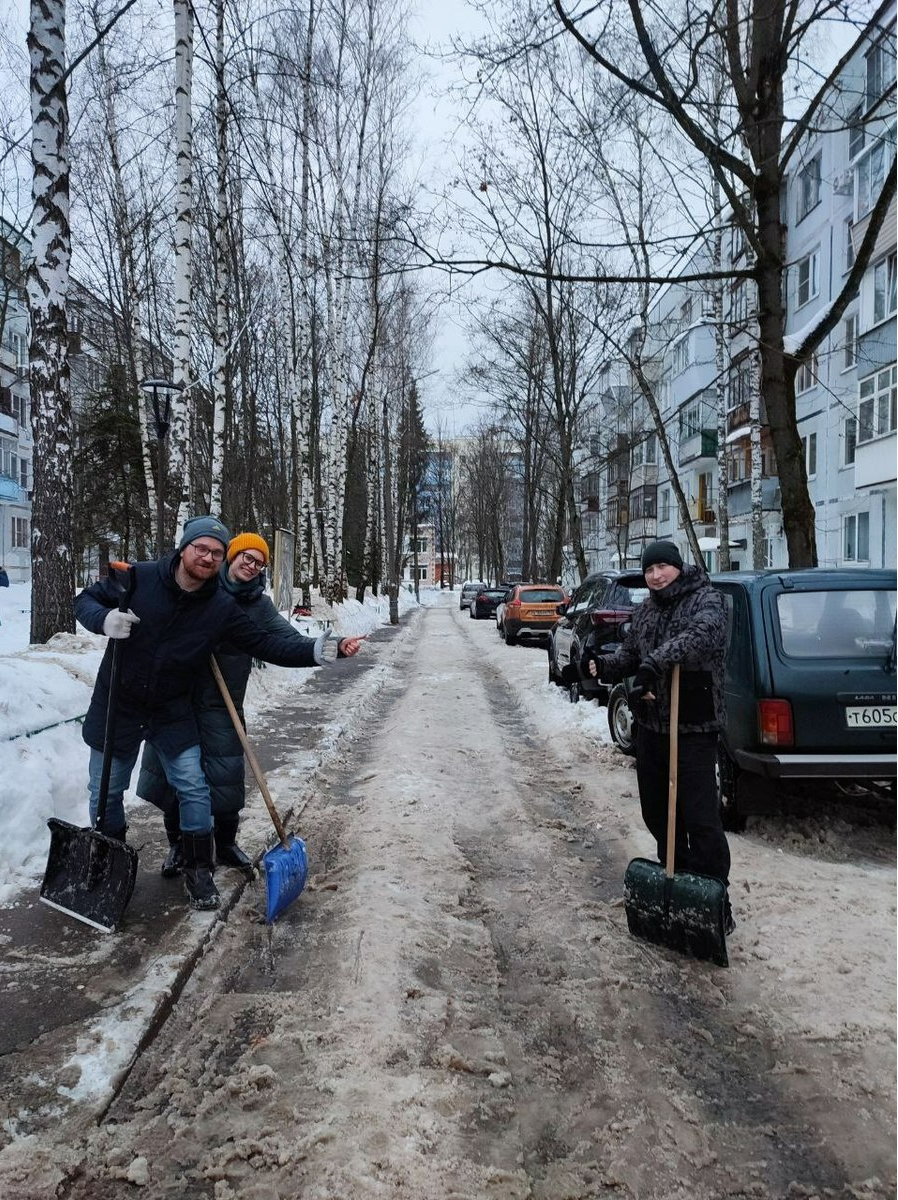 Жители улицы Мира очистили двор от прошлогоднего снега