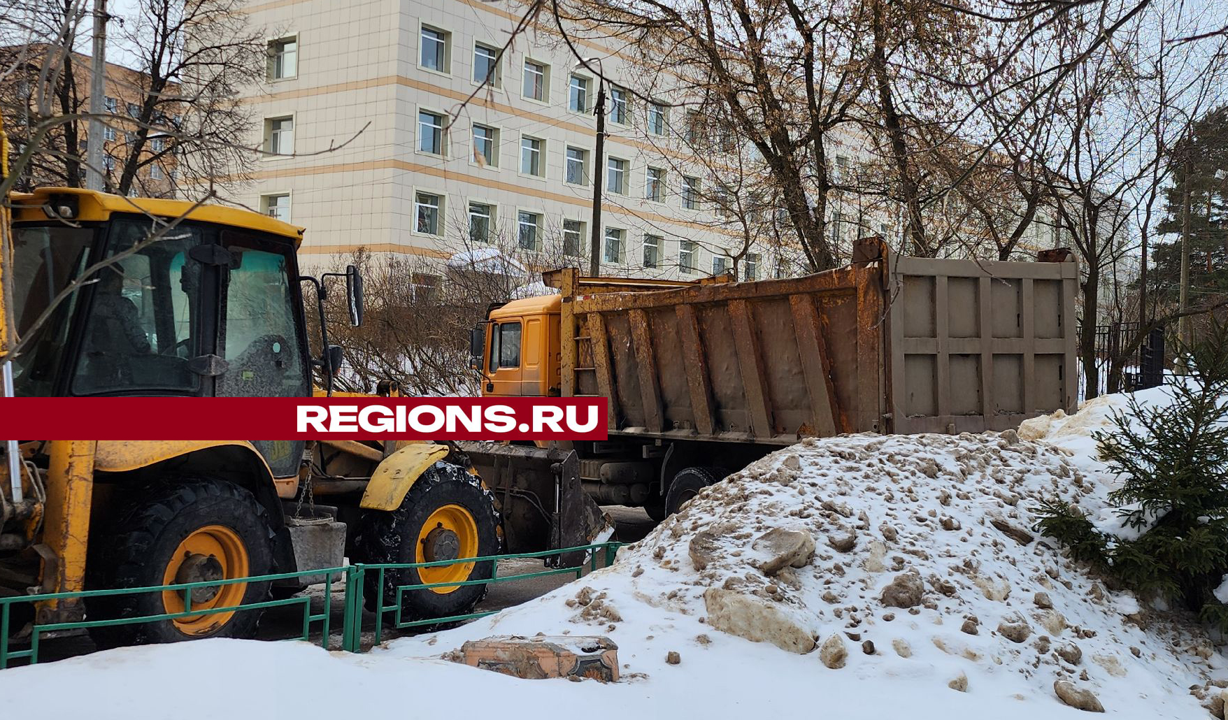 В микрорайоне Климовск убрали снег на Больничном проезде
