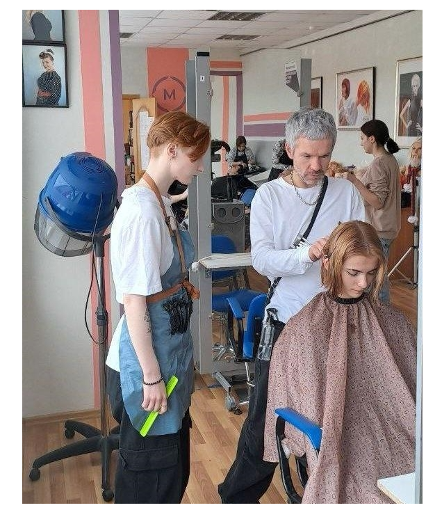 Студенты-парикмахеры из Серпухова освоили новые техники «быстрых стрижек»