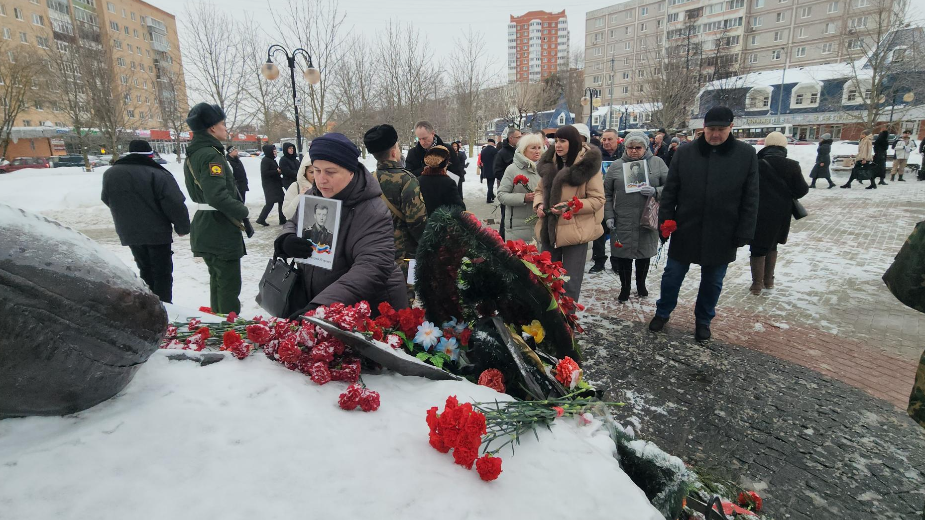 В Серпухове почтили память павших воинов у мемориала «Черный тюльпан»