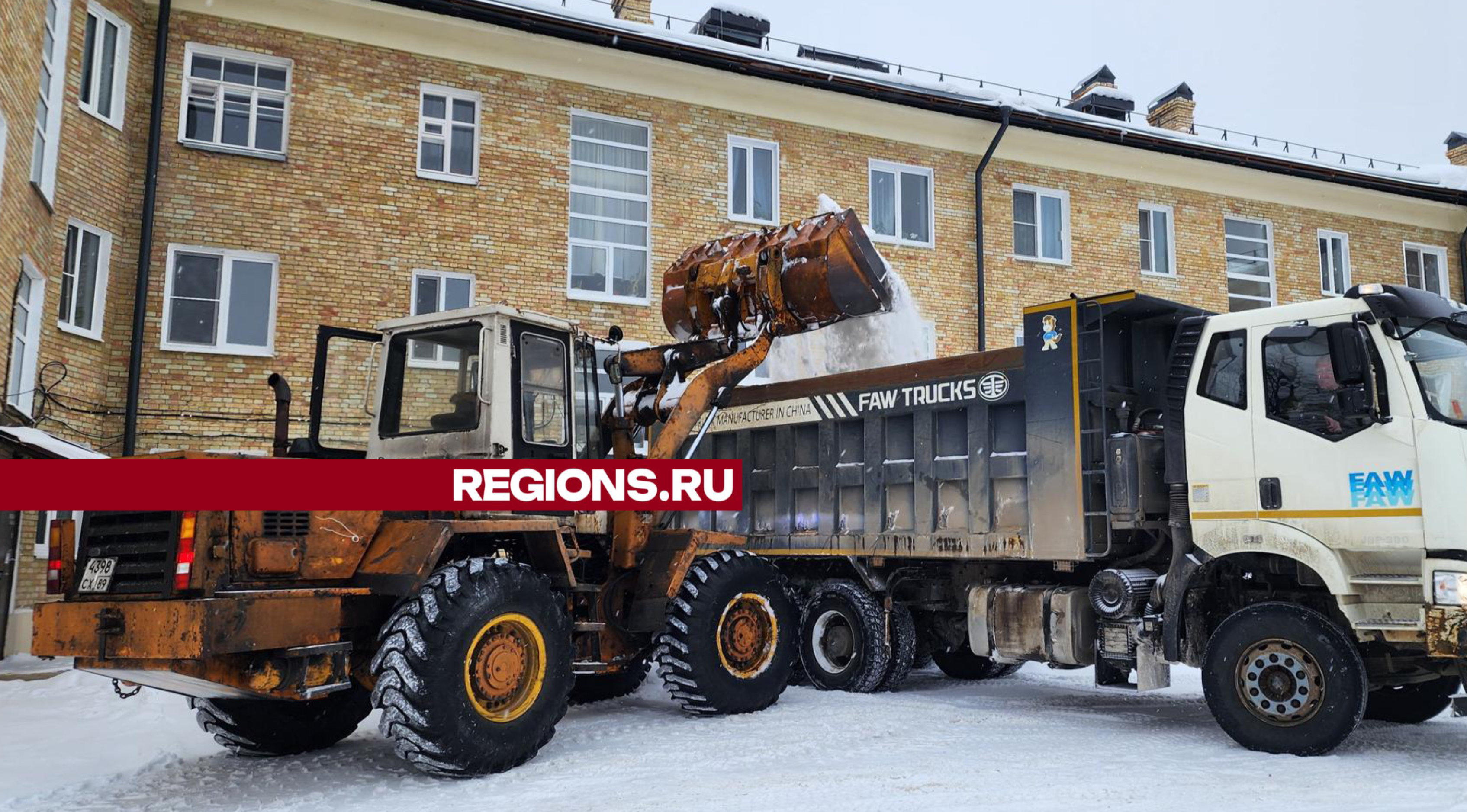 Коммунальщики Рошаля убирают снег во дворах и у социальных объектов