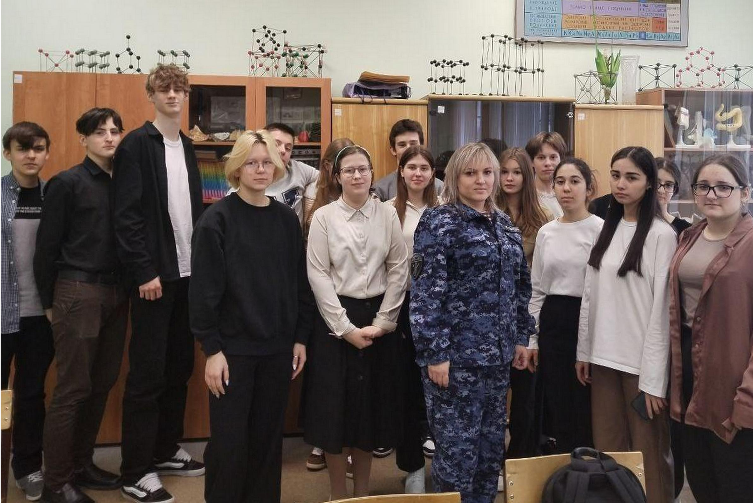 Сотрудники Росгвардии в честь Дня защитника Отечества провели серию мероприятий для школьников