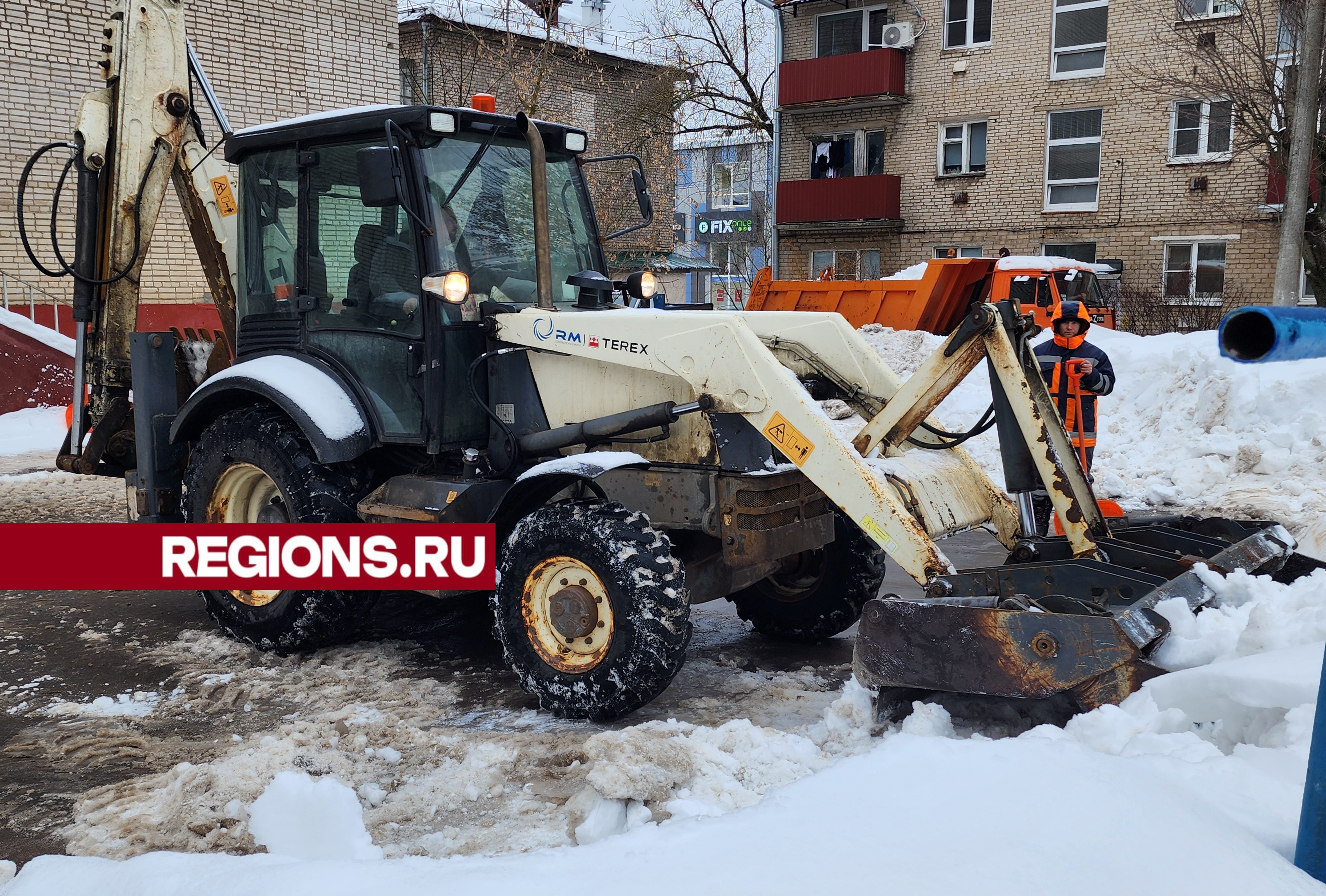 В Истре по просьбе жителей очистили от снега парковку на улице Ленина