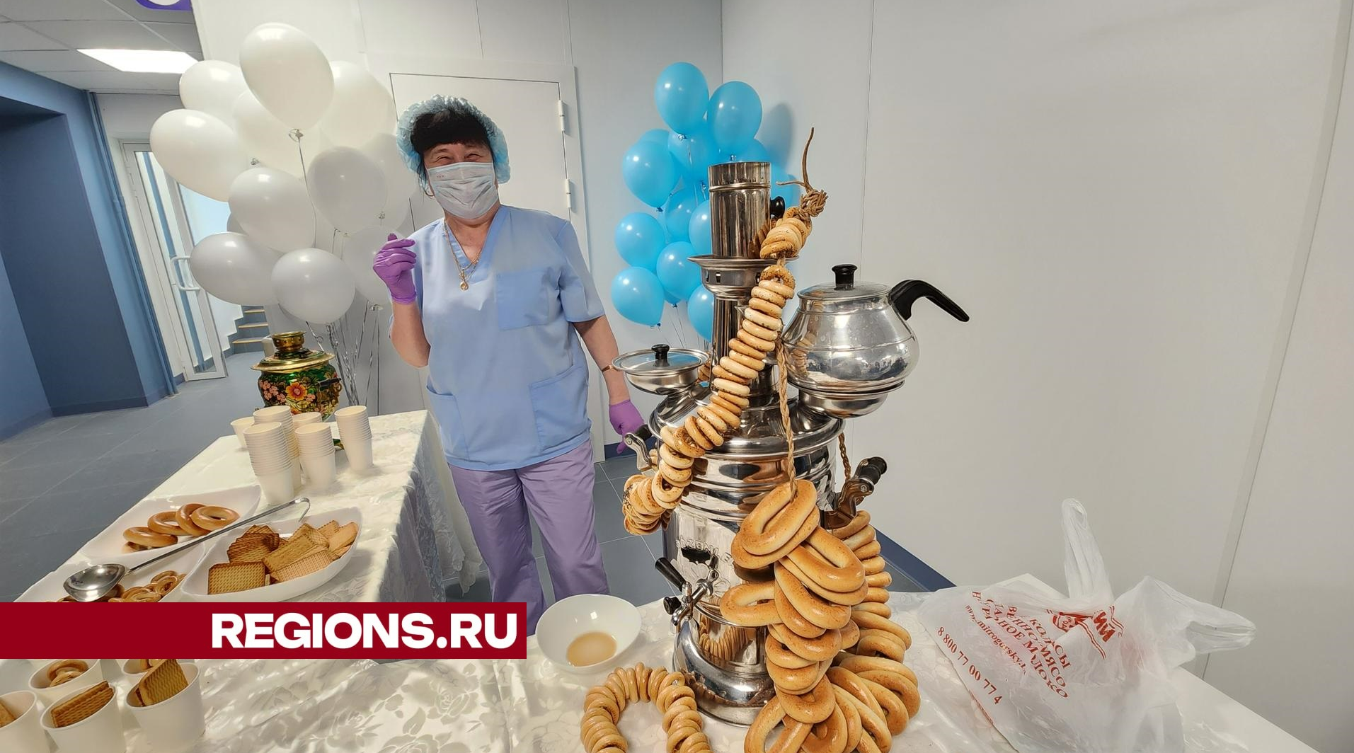 Пациентов обновленной поликлиники в Рекинцо угостили сладостями и чаем из самовара