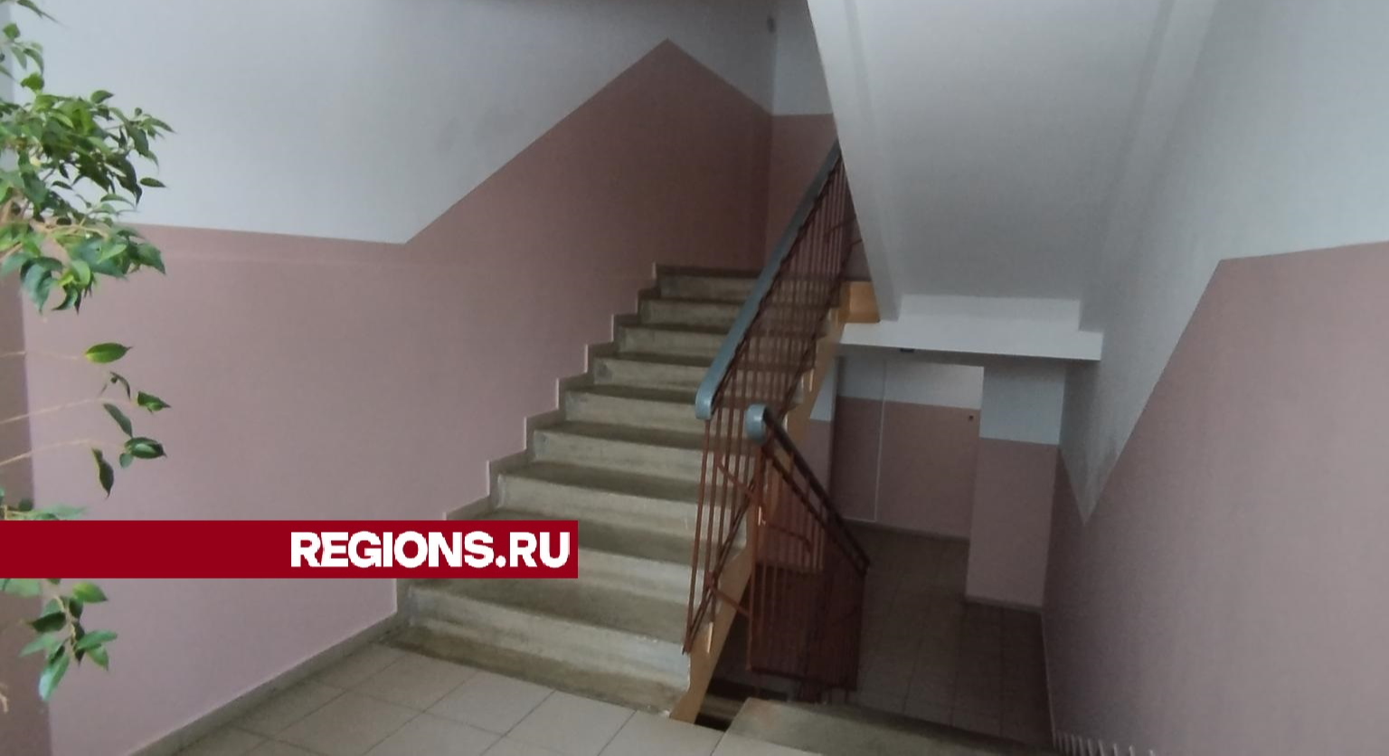 В микрорайоне Марьинский в доме № 2 отремонтировали подъезд раньше срока
