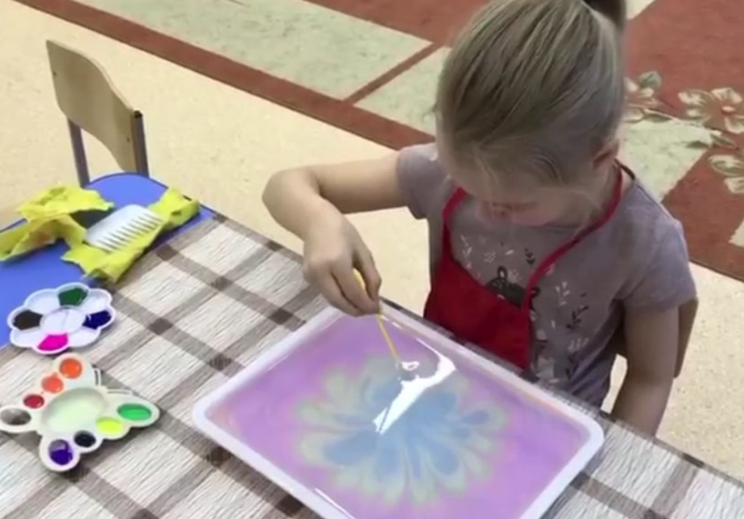 Красками по воде: детям освоили новую арт-технологию Эбру