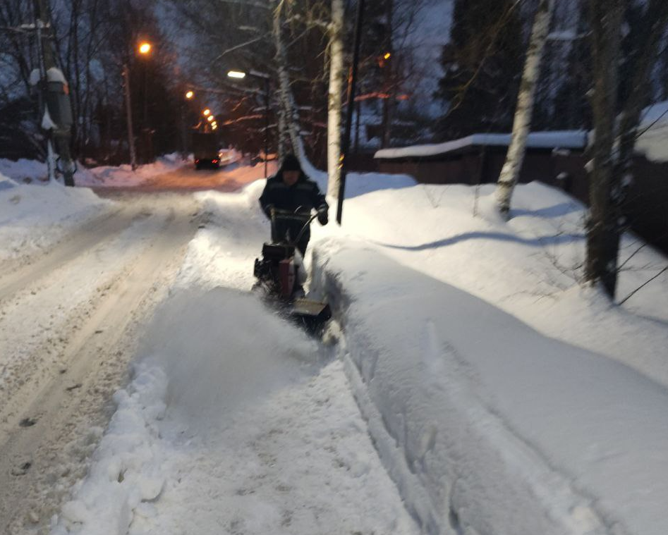 Дорожники и коммунальщики продолжают очищать город от снега