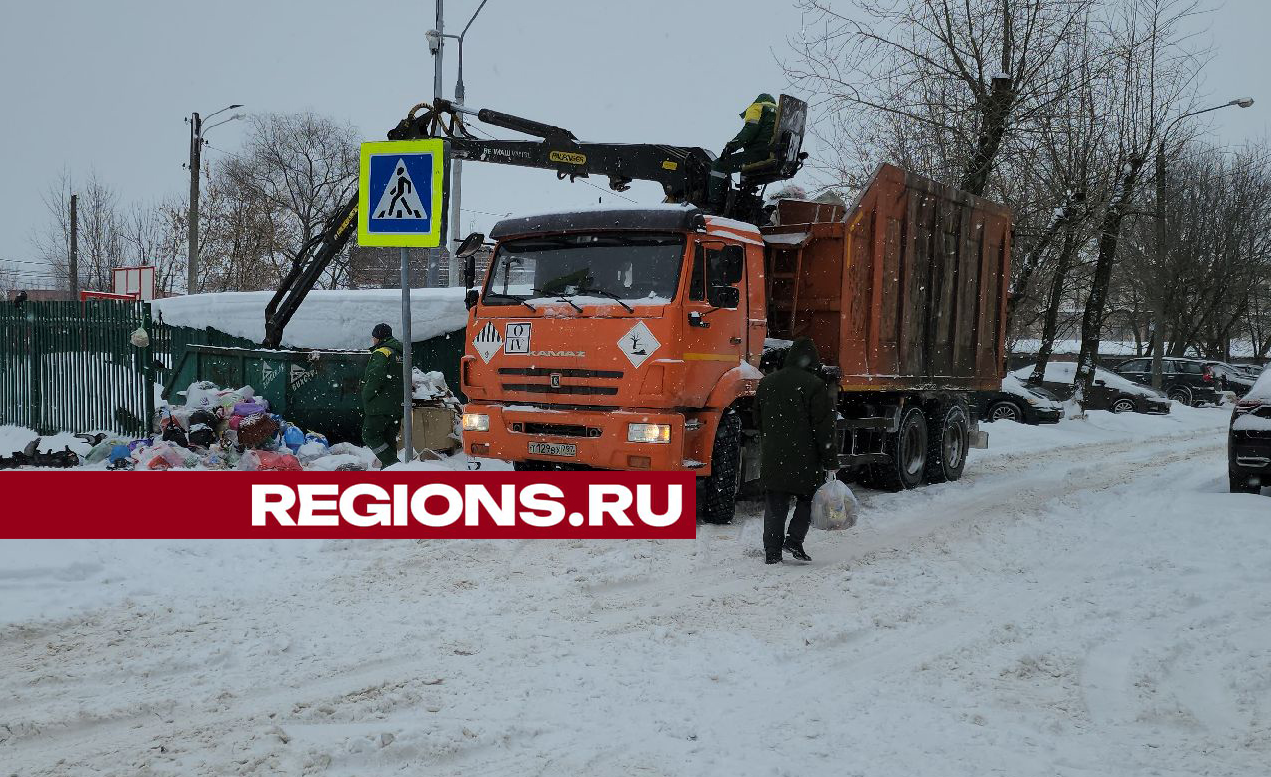 На проспекте Юных Ленинцев вывозят мусор с помощью ломовоза | REGIONS.RU /  Подольск