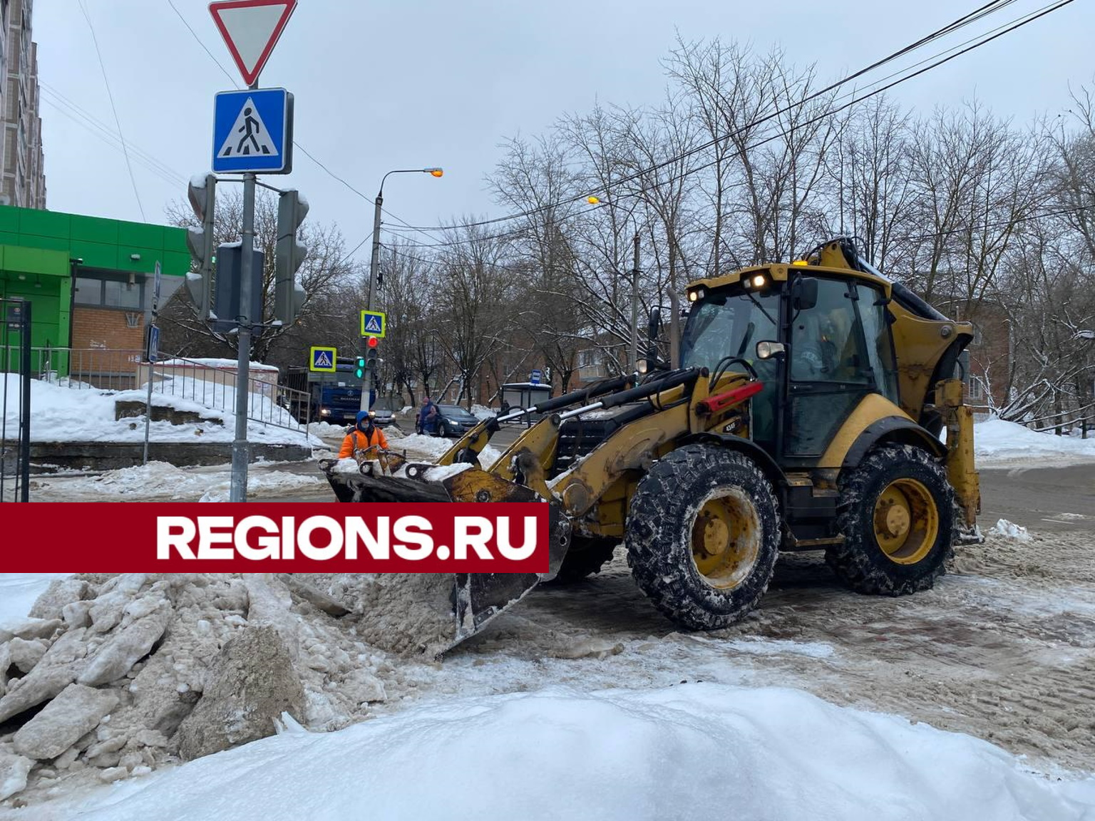 Чеховские дорожники продолжают вывозить снежные завалы из города