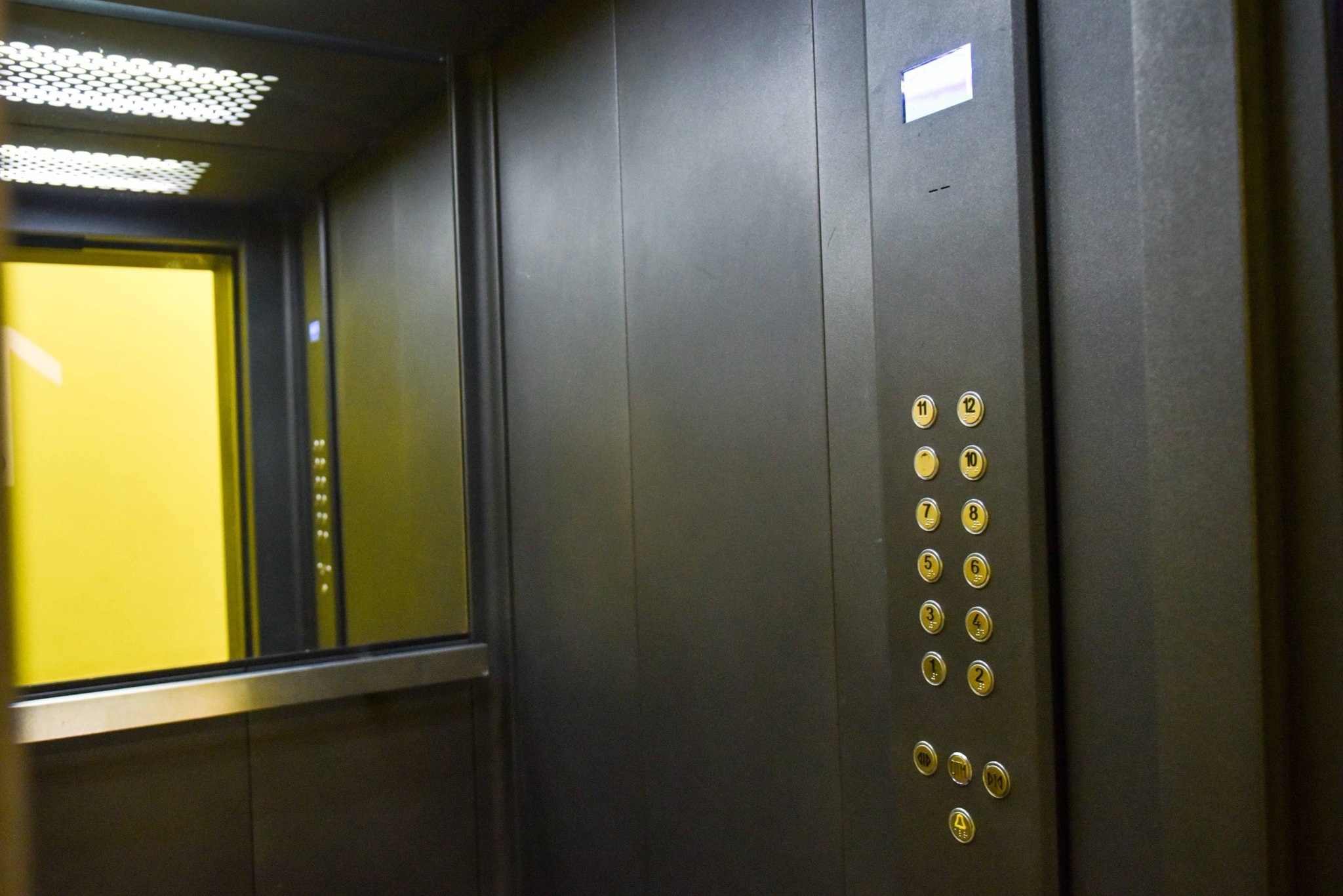 Из-за перегруза лифт на Юннатов, 10 застрял, пострадавших нет
