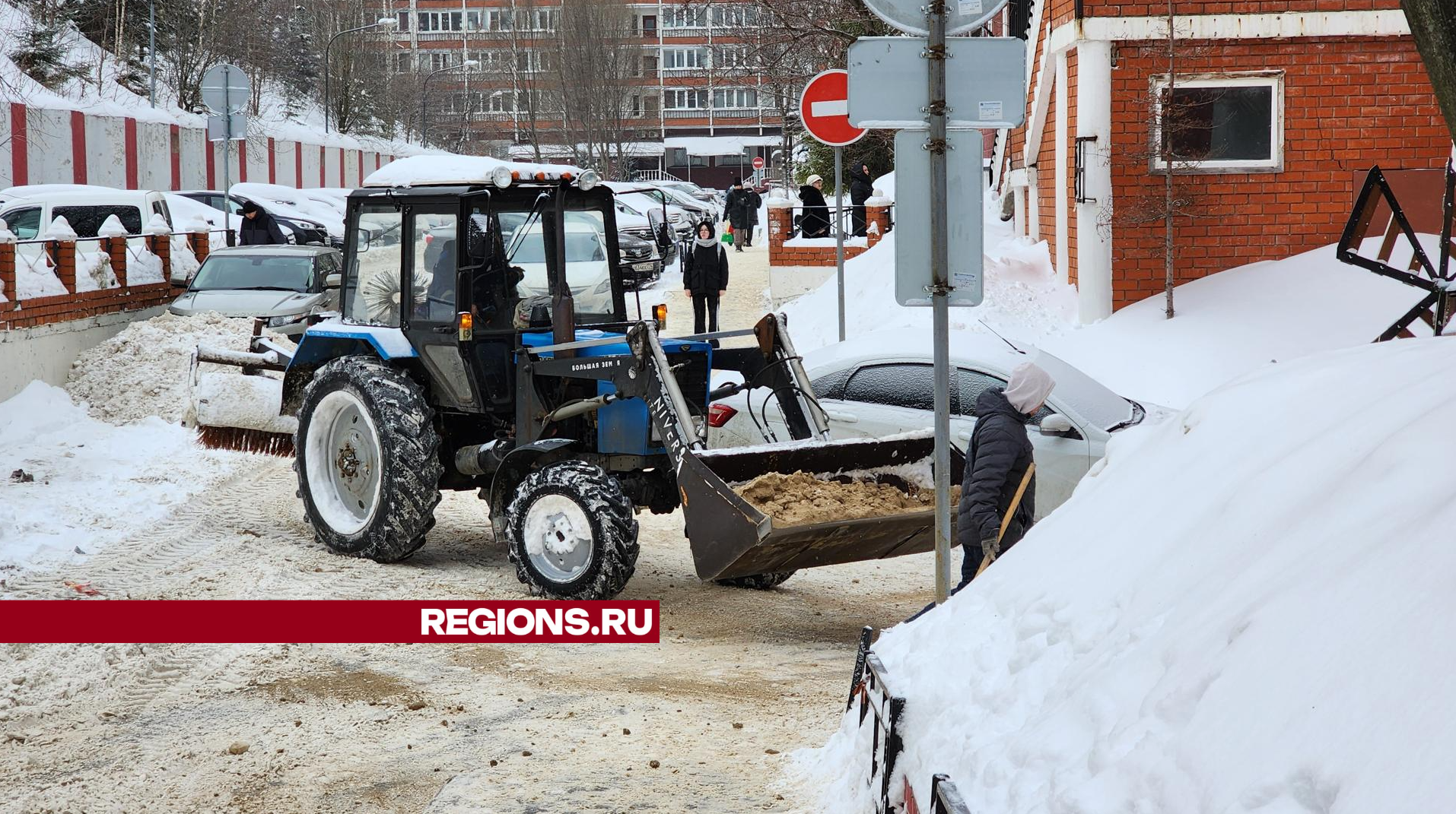 Управляющая компания обработала от наледи дворы на Доркина и Угрешской