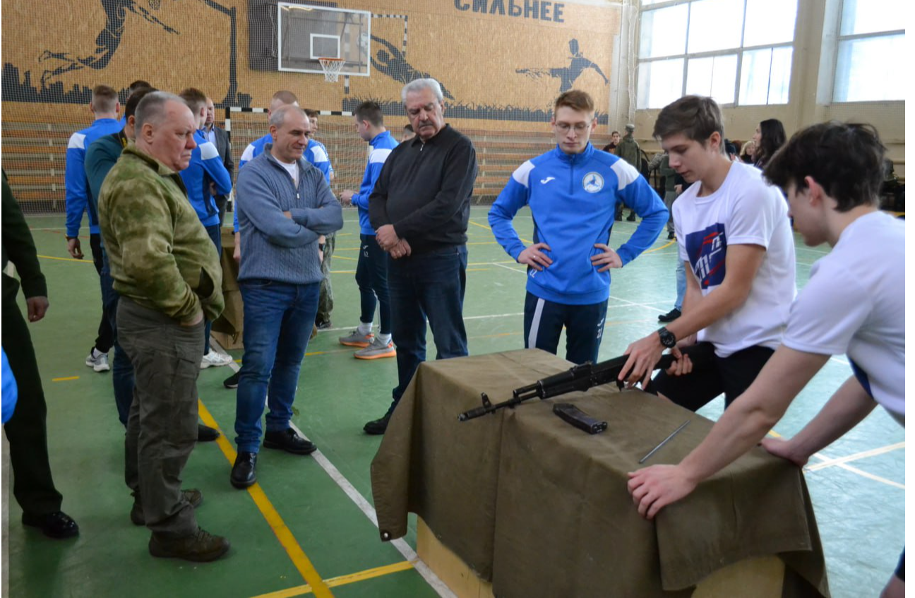 Школьники Краснознаменска научились собирать автомат и оказывать помощь раненым