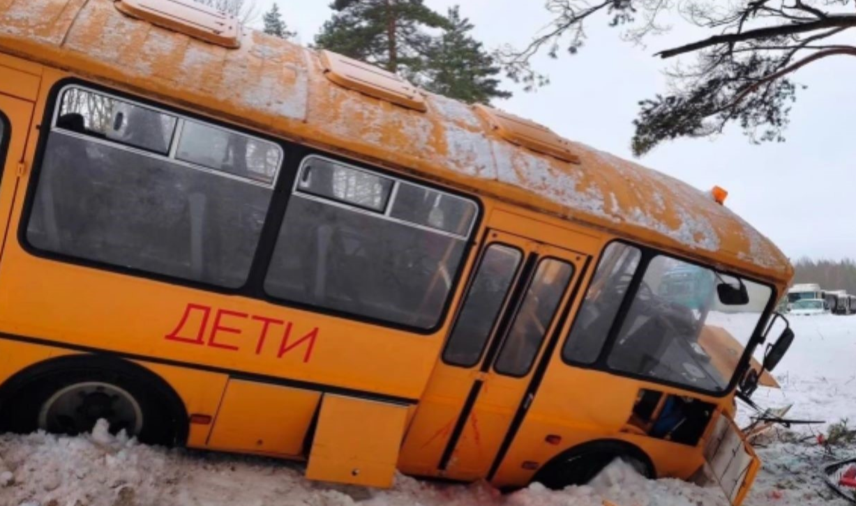 В Псковской области автобус с детьми столкнулся с грузовиком