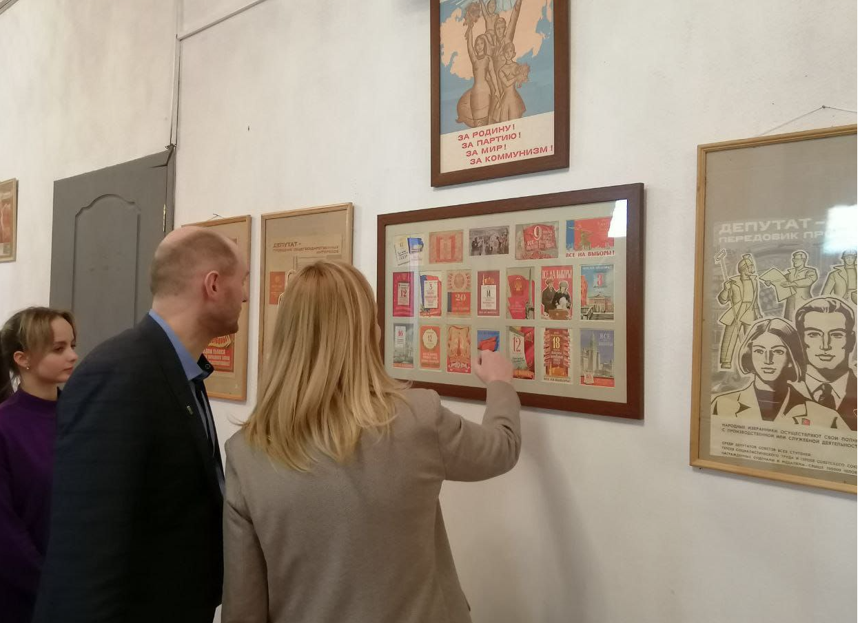 В Молодежном центре открылась выставка, посвященная истории выборов в России и СССР