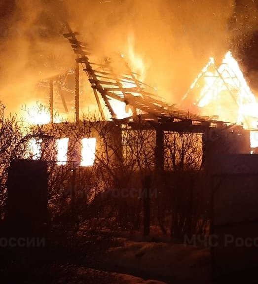 Одиннадцать пожарных тушат возгорание в жилом доме в Шаховской