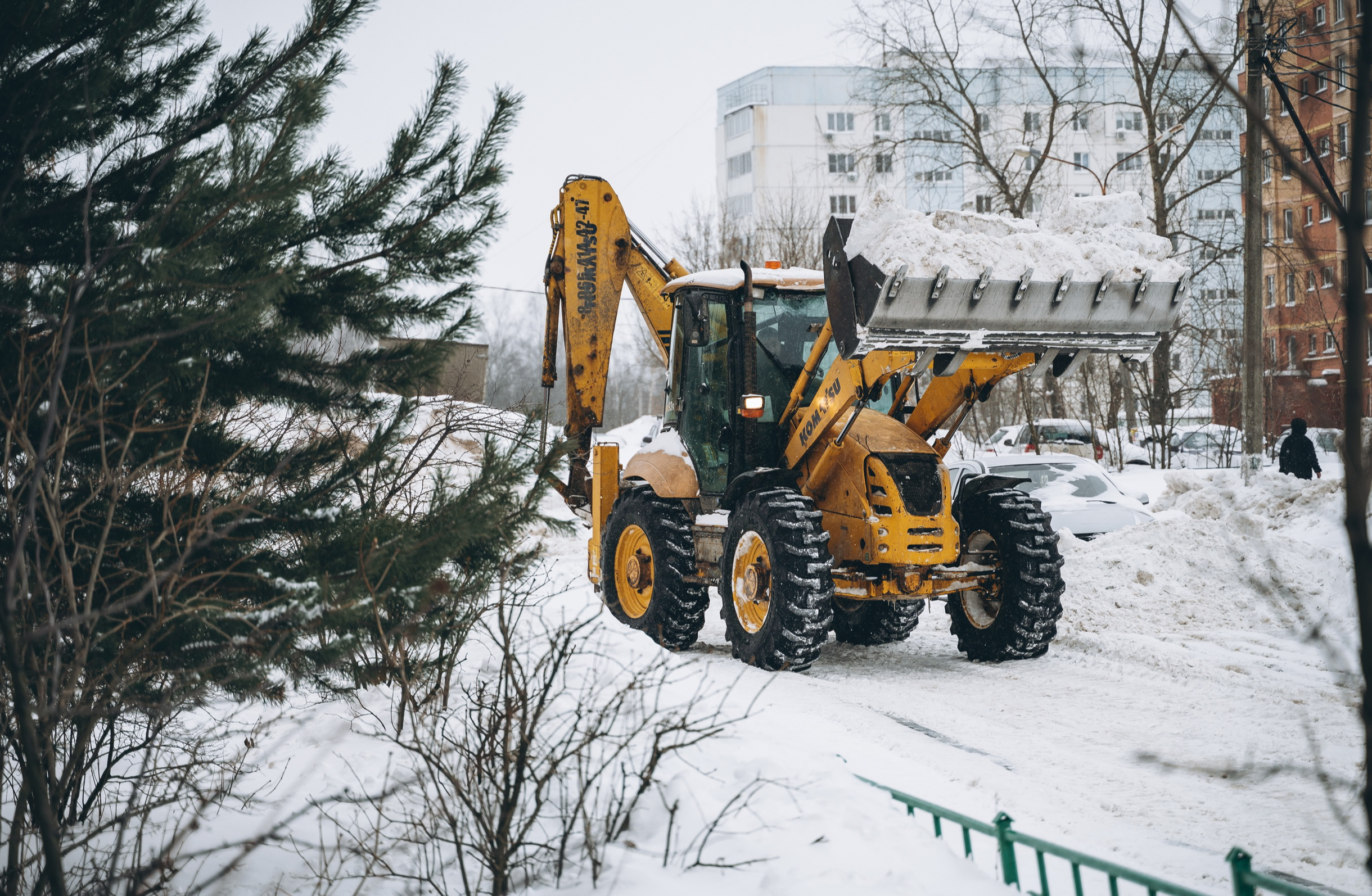 В округе продолжается уборка дорог и дворов от прошедшего снегопада