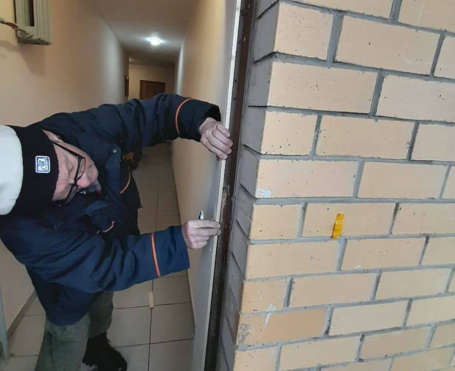 Жителям дома на Комсомольской бесплатно починили входную дверь