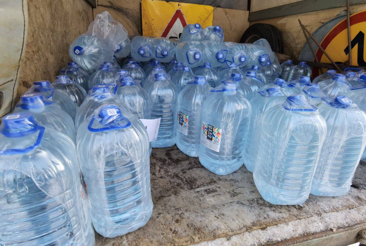 Специалисты «Водоканала» организовали раздачу бутилированной воды жителям поселка ОРГРЭС