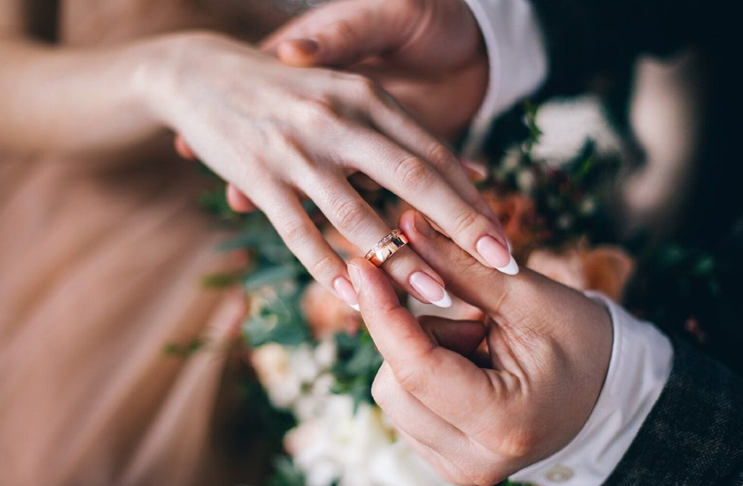 Пуки с обручальными кольцами. Обручальные кольца на руках. Свадебные кольца на руках. Свадебные кольца на пальцах.