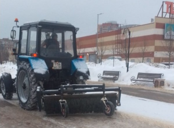 Более 80 единиц техники очищают от снега дороги и дворы округа