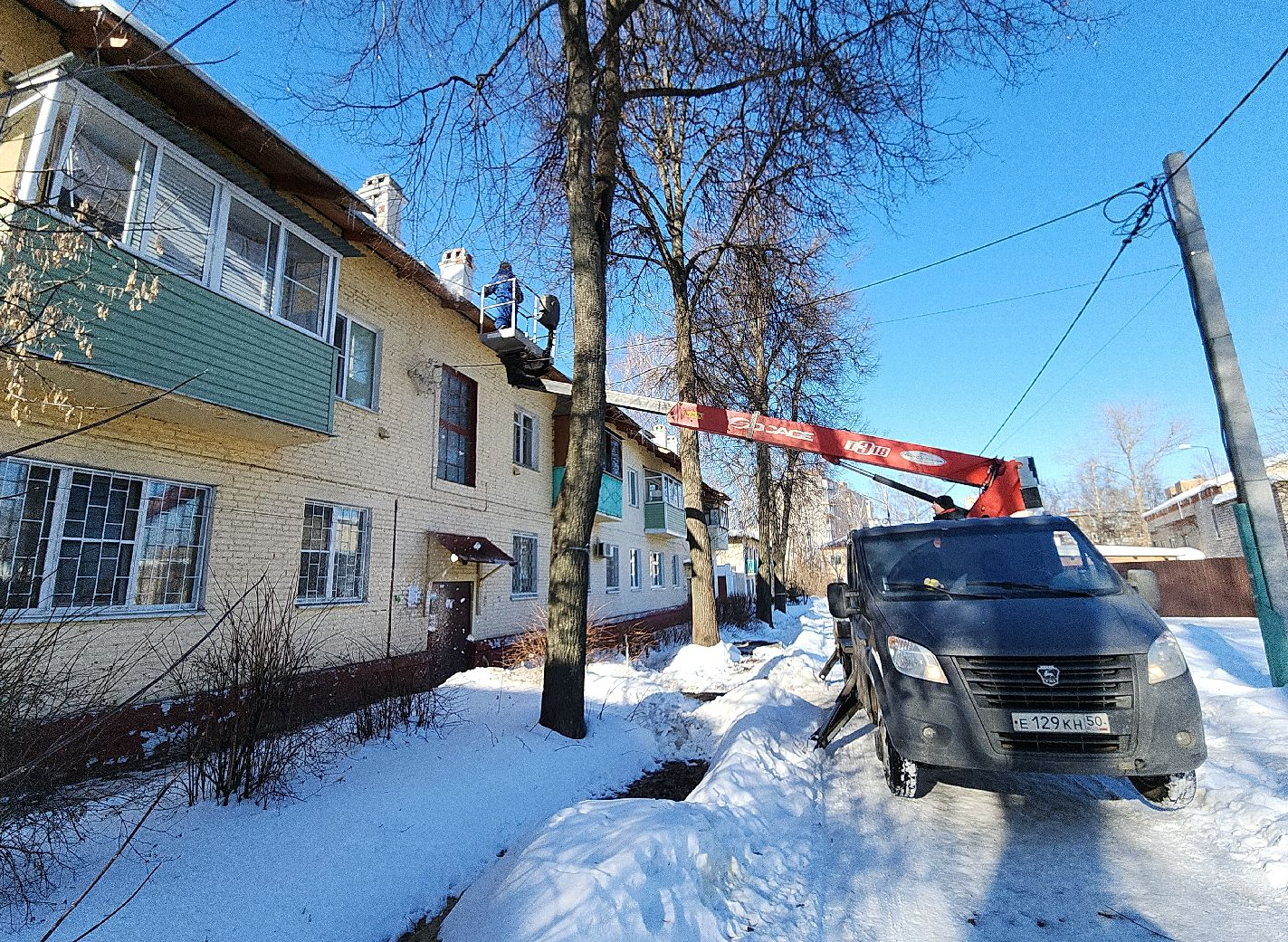 Снег и наледь с крыши домов по проспекту Кирова убрали сотрудники управляющей компании