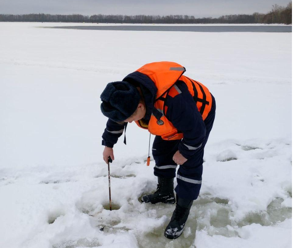 На озере Святом в Шатуре спасатели фиксируют толщину льда от 0 до 30 сантиметров