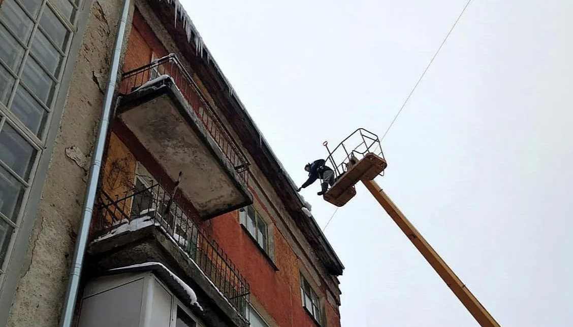 Крышу жилого дома на Чкалова отремонтировали и очистили от снега по просьбе жителей