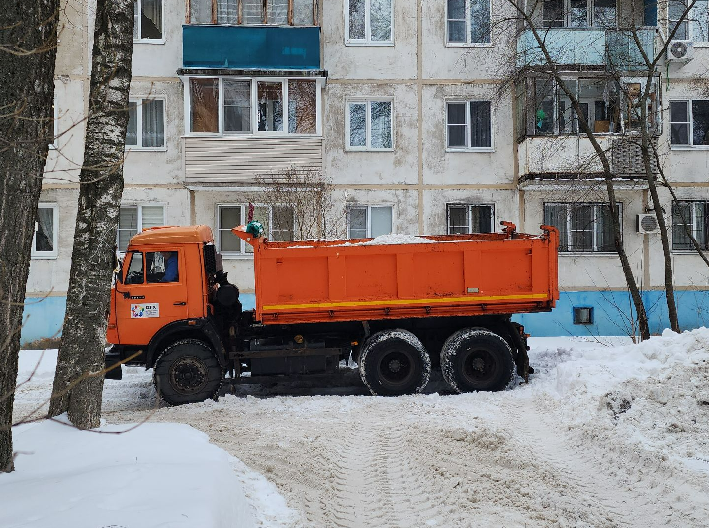 Снежные завалы разобрали во дворе по проспекту Кирова | REGIONS.RU / Коломна