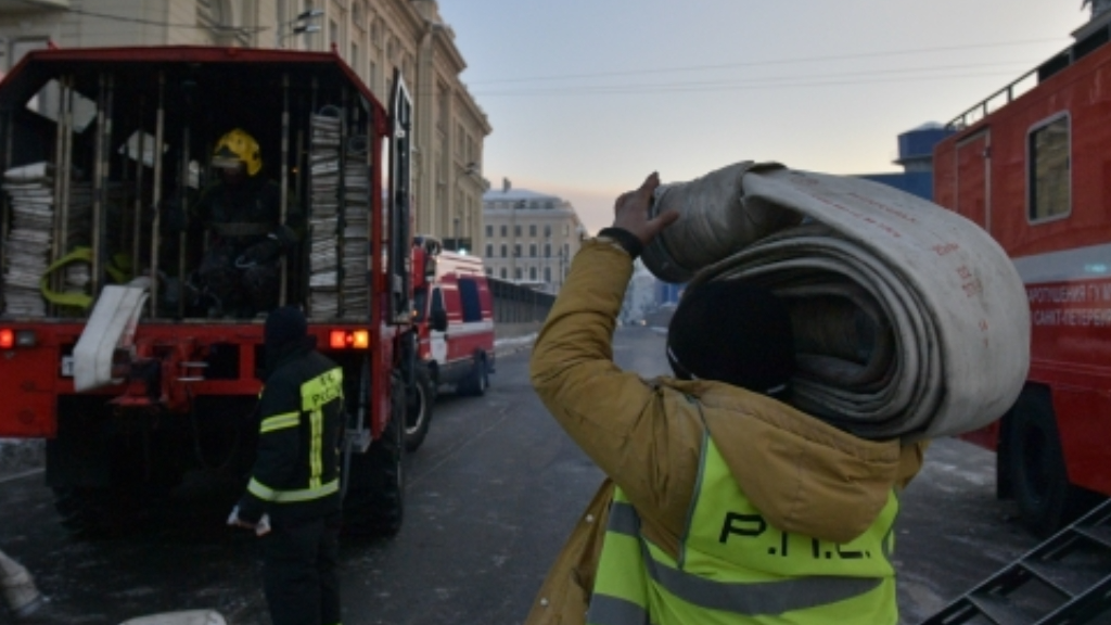 Пожарным удалось потушить огонь на рыбоперерабатывающем заводе в Мурманске
