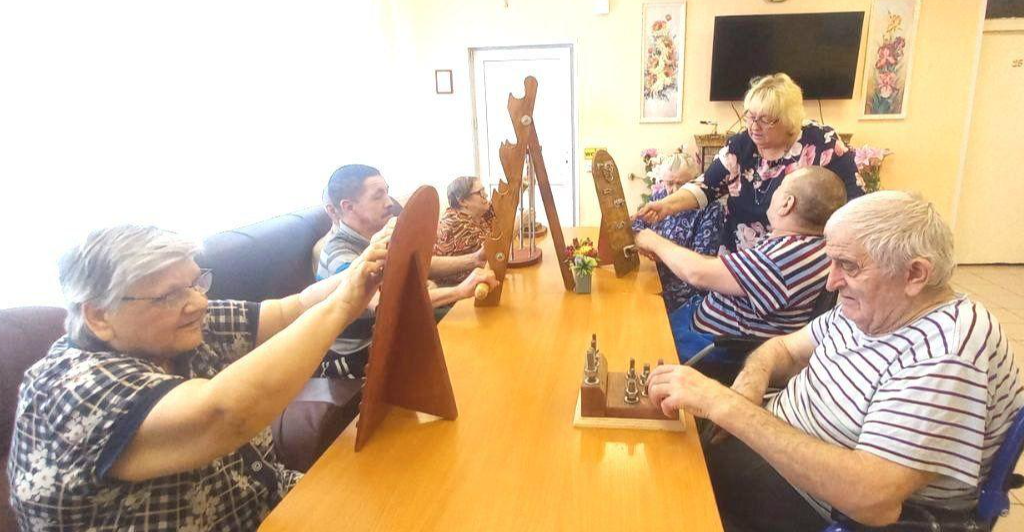 В пансионате в Зарайске пожилым людям помогают справиться с деменцией