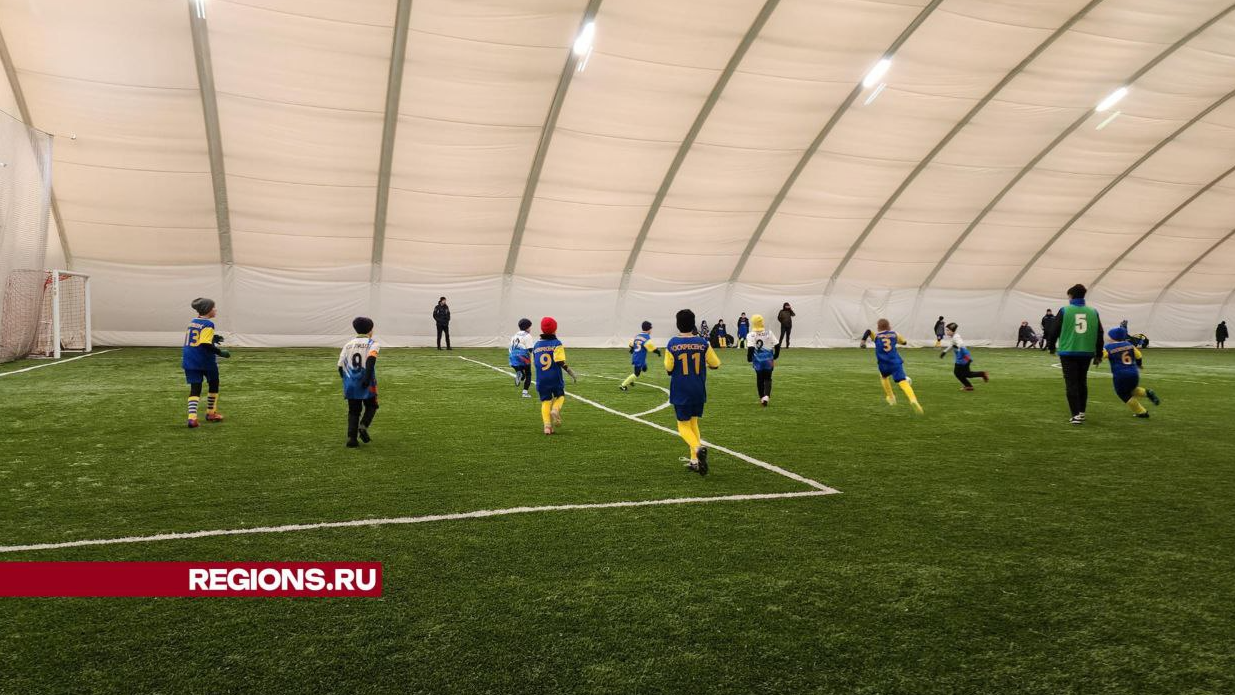 Воскресенские футболисты участвуют в зимней детской лиге, которая впервые проходит в Егорьевске