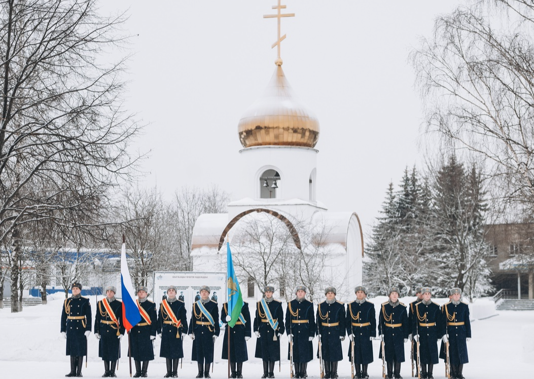 В Медвежьих Озерах торжественно открыли бюст Героя РФ Романа Кутузова