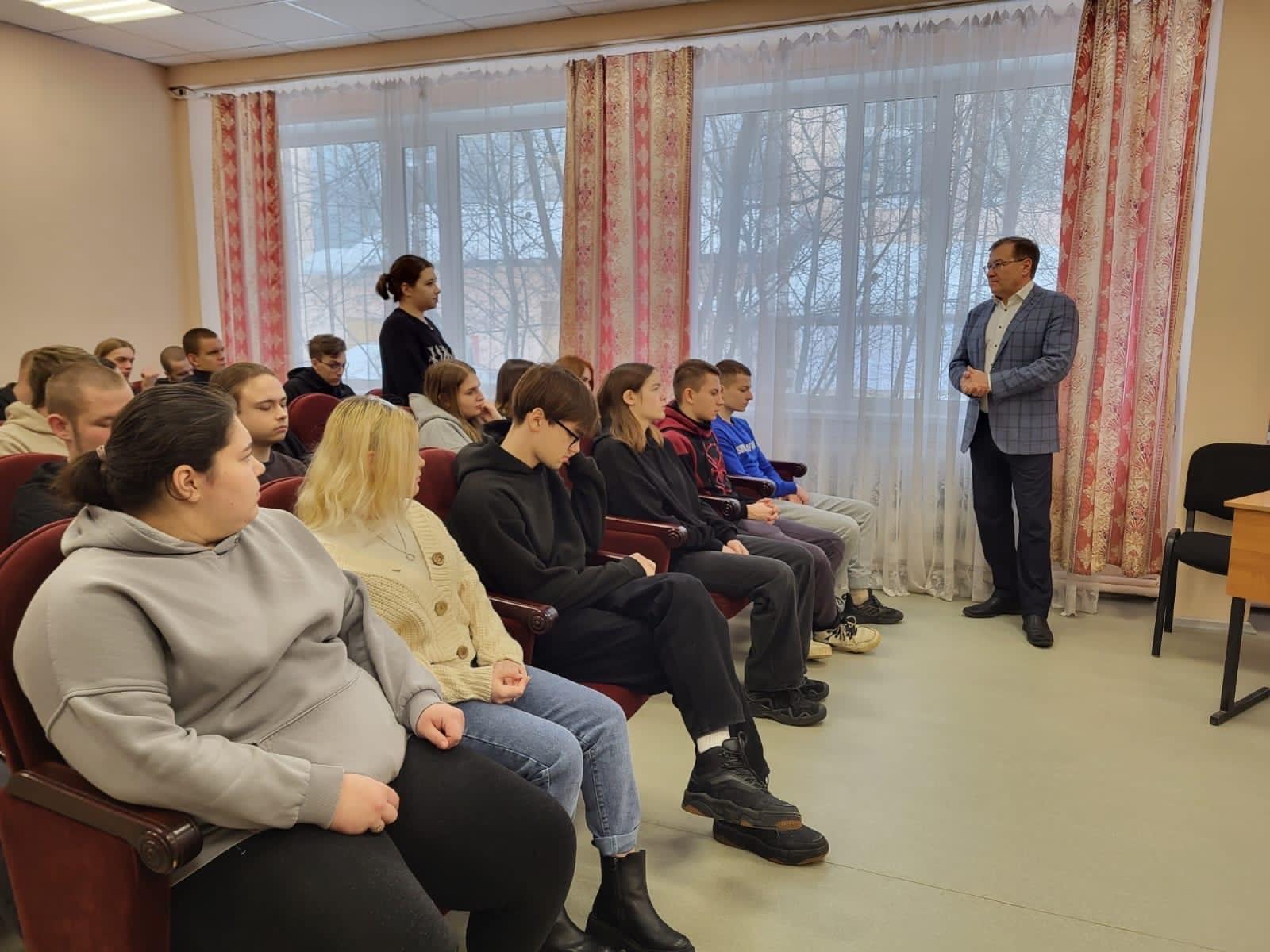Депутат Эдуард Живцов поговорил об истории России со студентами из Ликино-Дулево