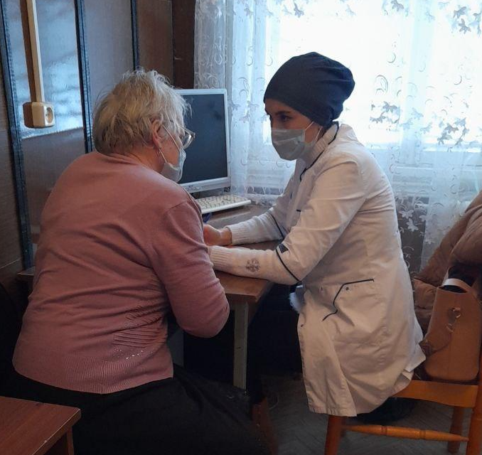 Жители Верейки получили консультацию у врачей мобильной бригады
