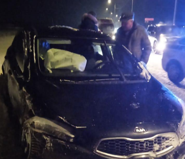 Спасатели вызволили водителя из перевернувшейся машины близ Любучан