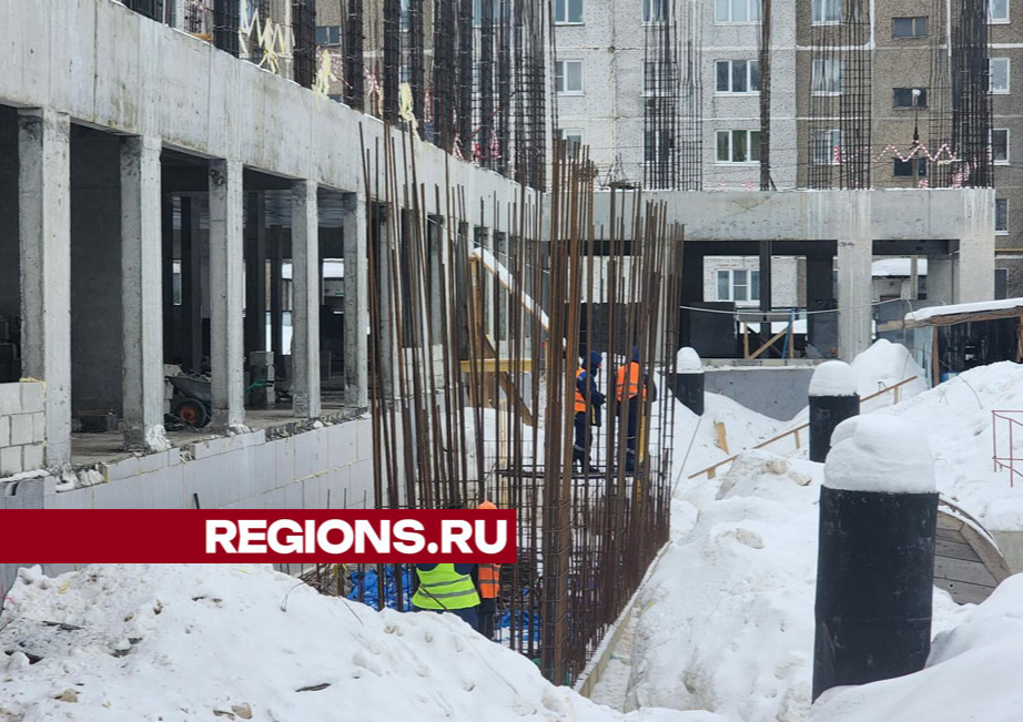 В здании будущей поликлиники в поселке Свердловский уже возводят третий этаж